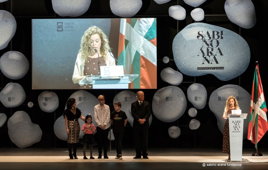 Imagen de Bea Sever, Izar Galán Sever, Ian Besga Expósito y Naroa Sandoval Martín en los Premios Sabino Arana Sariak 2019