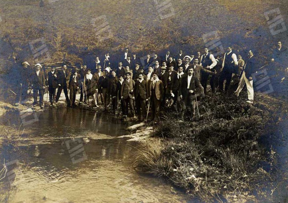 Imagen de los hombres pertenecientes al grupo de monte Mendigoixale Bazkuna en 1909