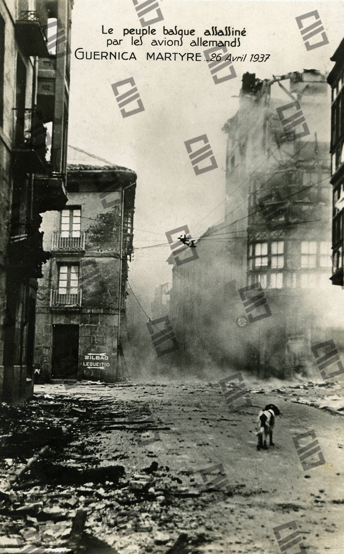 Tarjeta postal de edificios en ruinas después del bombardeo de Gernika.