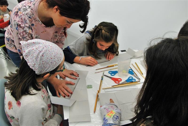 Alumnos de Artxandape Ikastola realizan el experimento de la cámara estenopéica