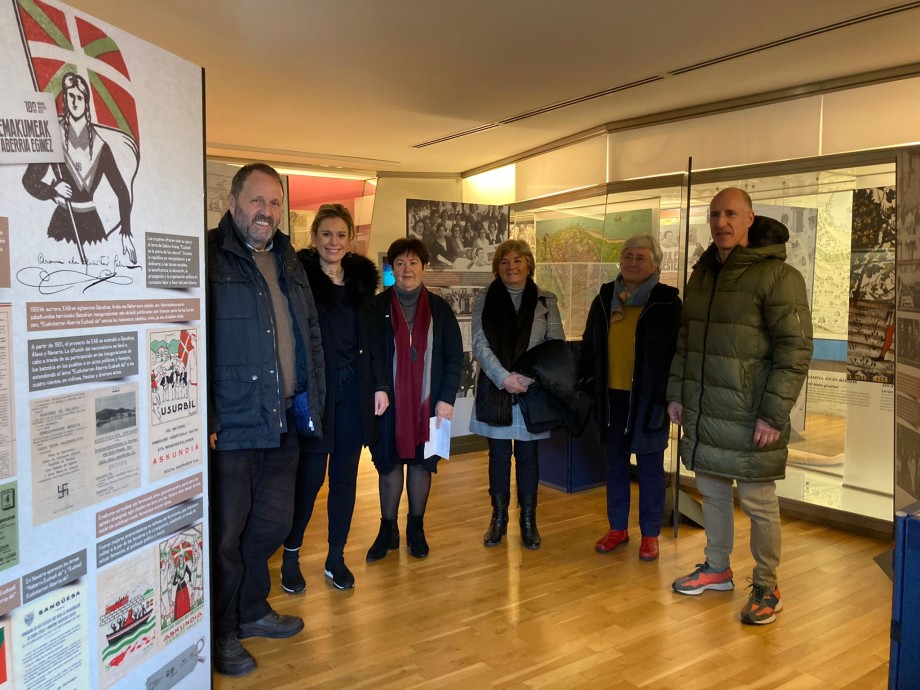 El alcalde de Hondarribia, Txomin Sagarzazu,  Mireia Zarate, presidenta de SAF, Begoña Bilbao, Gurutze Ezkurdia, Karmele Perez (comicarias de la exposición) y Kalixa Silanes (concejal de Cultura).