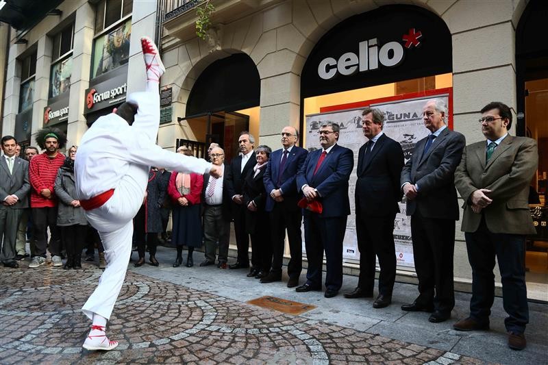 El Ayuntamiento de Bilbao coloca una placa conmemorativa del primer diario en euskera, \