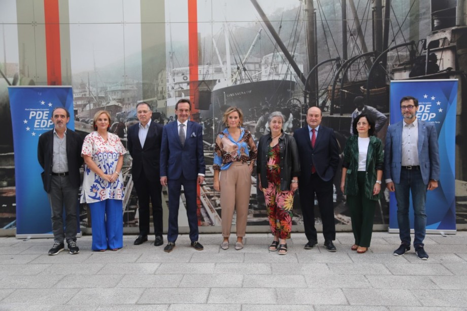 Daniel Innerarity, Itxaso Atutxa, Rafael Suso, Andrzej Potocki, Mireia Zarate, Carmen Beatriz Fernández, Andoni Ortuzar, Irune Zuluaga  e Iker Merodio.