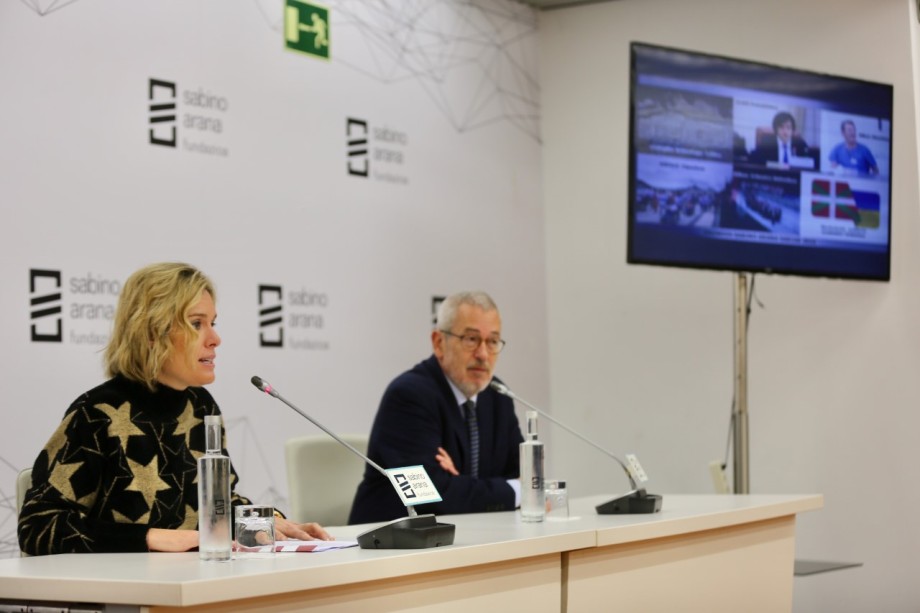Mireia Zarate e Ignacio Etxeberria en la presentación a los medios de los Premios Sabino Arana 2022.