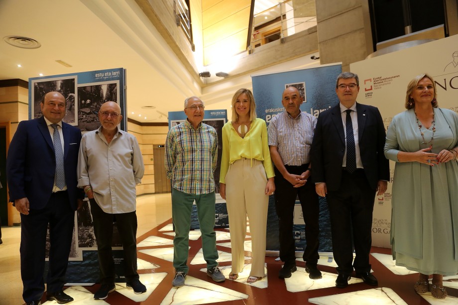 Andoni Ortuzar y Mireia Zarate, junto a quines la han hecho posible, en la presentación de la exposición \