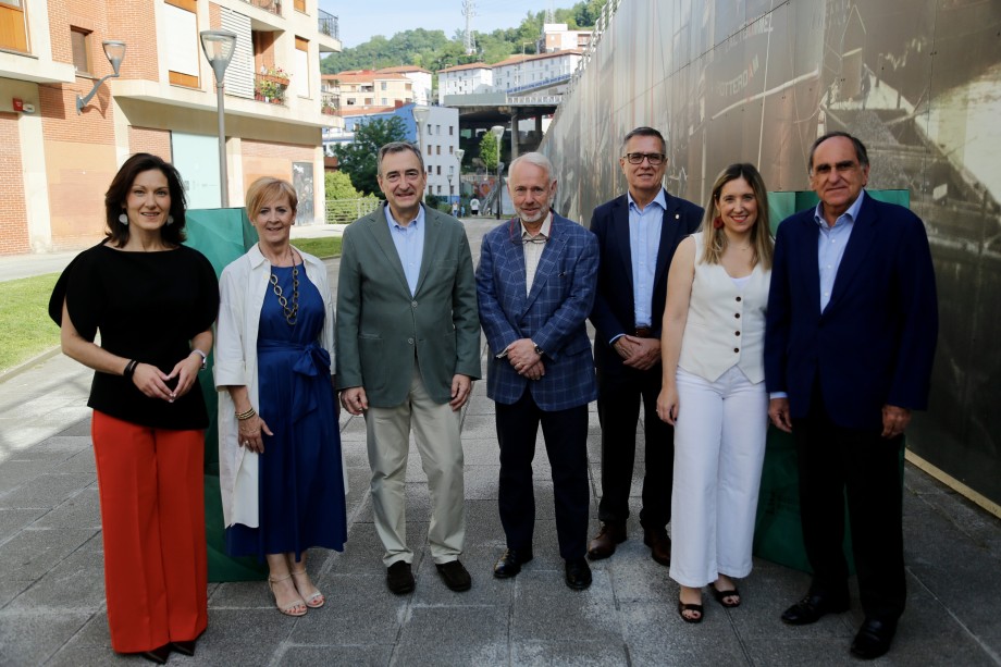 Hizlariak Arantxa Tapia SAFeko presidentearekin eta Eduardo Araujo zuzendariarekin batera.