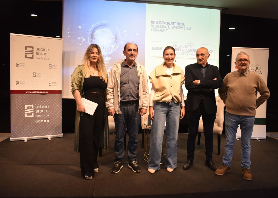 Innerarityk eta Bustincek azpimarratu dute datuak ez direla neutralak eta adimen artifizialaren erregulazio etikoaren alde egin dute