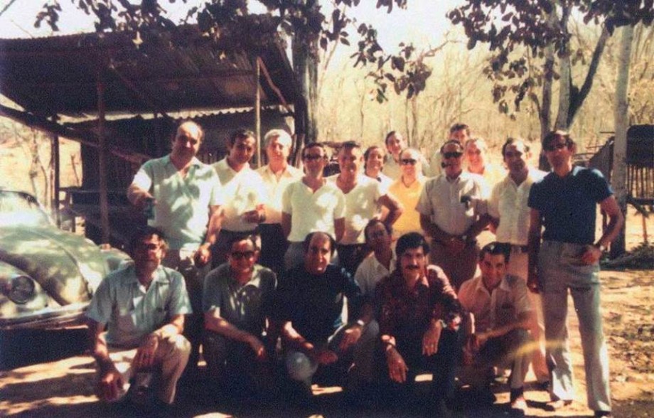 Radio Euzkadiko kolaboratzaile-taldearen zati handi bat, Venezuelan. Makurtuta: (ezkerretik lehenengoa) Jon Mikel Olabarrieta.