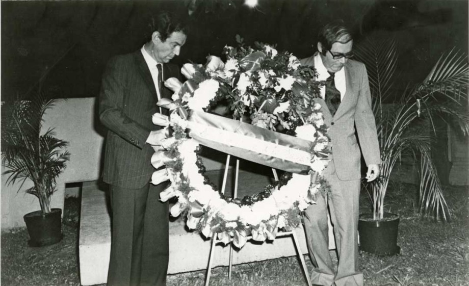 -	Jon Mikel Olabarrieta, Caracasko Euskal Etxeko lehendakari zela, Carlos Garaikoetxea lehendakariarekin, 1983an, Gudariaren monumentuaren aurrean egindako lore-eskaintzan.