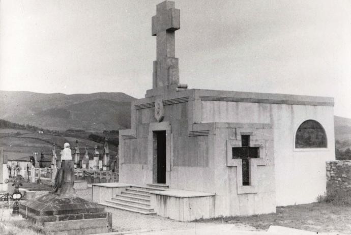 Capilla y cruz franquistas de 1939 del cementerio de Durango. Archivo Municipal de Durango
