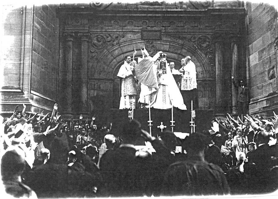 Begoña, 15 de agosto de 1937. El Nuncio de Su Santidad, monseñor Antoniutti, en la ceremonia político-religiosa de la ‘devolución’ de sus joyas a la Virgen de Begoña, y ‘reposición’ de las coronas en las cabezas de la Virgen y del Niño.