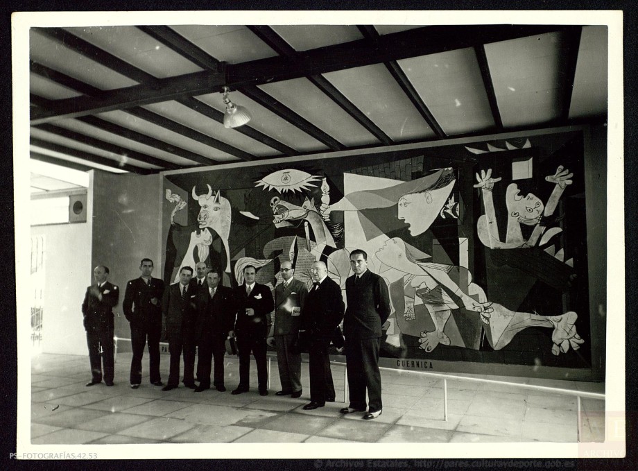 Exposición en París celebrada en el año 1937 con representantes del Gobierno vasco delante del ‘Guernica’ de Picasso.