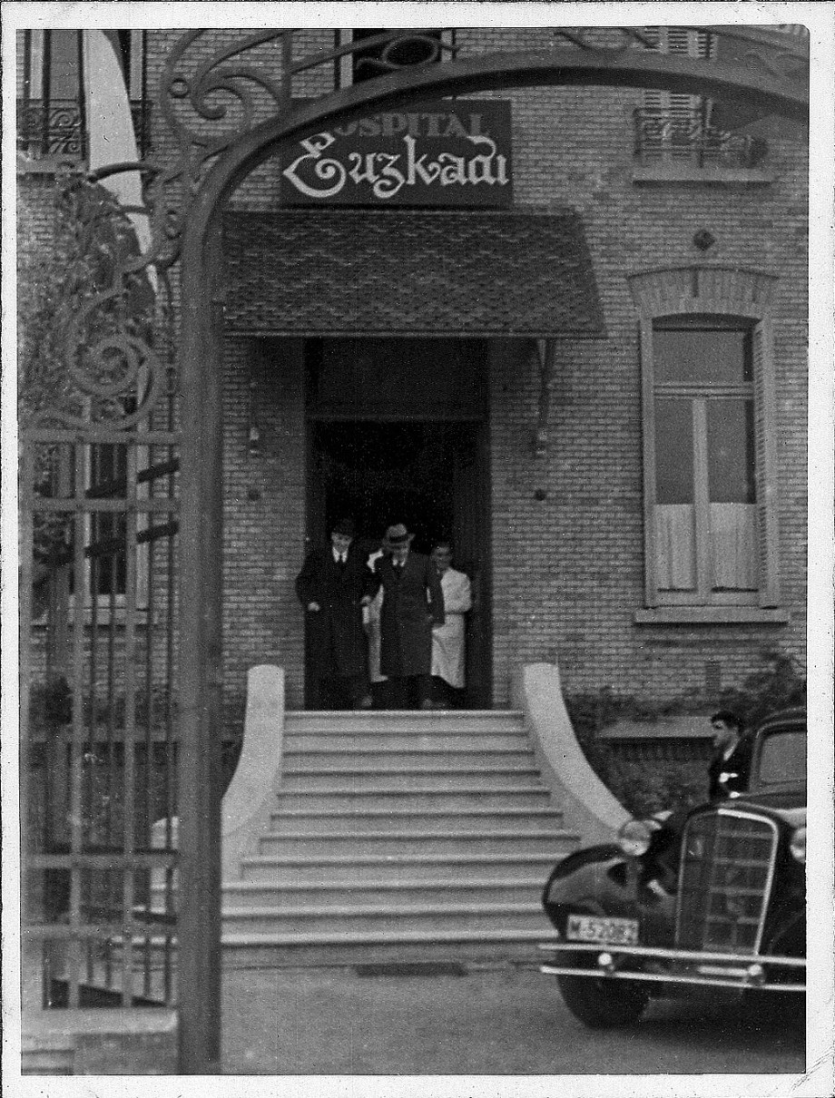 Manuel de Irujo saliendo del Hospital de Euzkadi en Barcelona, 1937. Foto: Jonan Zinkunegi Manuel de Irujo saliendo del Hospital de Euzkadi en Barcelona, 1937. Foto: Jonan Zinkunegi