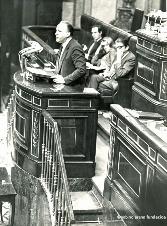 Xabier Arzalluz, durante su intervención en la sesión para la aprobación del estatuto de autonomía, celebrado en el hemiciclo del Congreso de los diputados en Madrid.