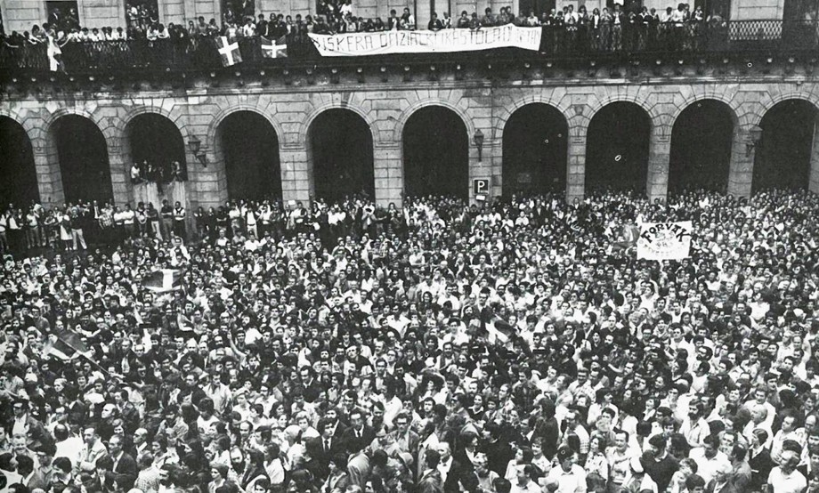 Miles de personas en toda Euzkadi siguieron con atención la firma del manifiesto.