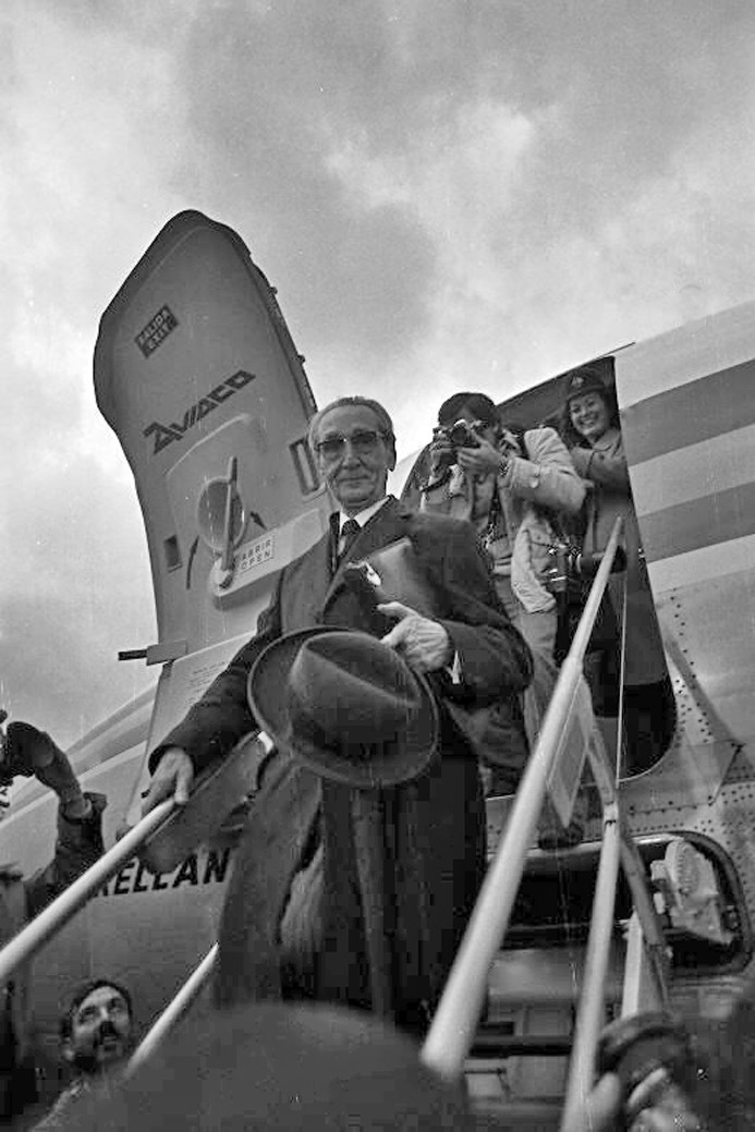 Leizaola descendiendo en Sondika del avión que le trajo del exilio.