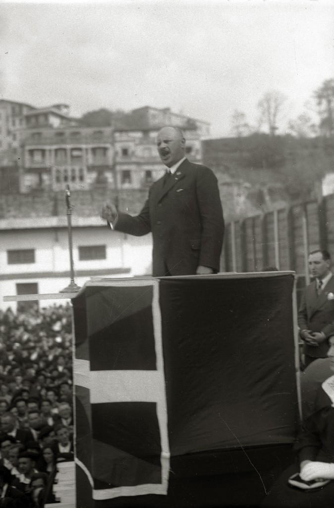 Ewald Ammende dirigiéndose a la multitud reunida en el Aberri Eguna desde la tribuna de oradores (Foto: Kutxateka).