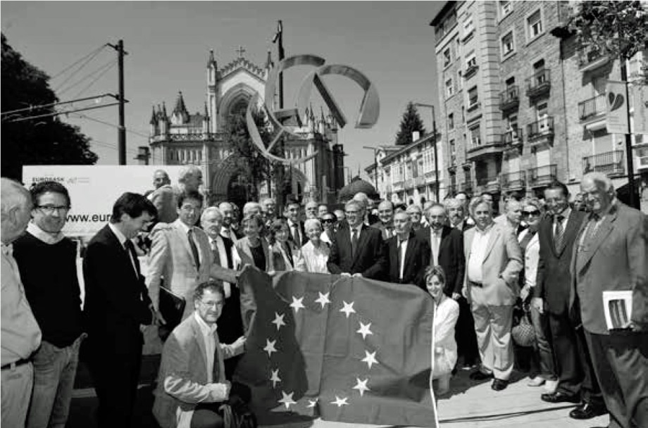 Inauguración de la escultura de Néstor Basterretxea en homenaje a los europeístas vascos. Vitoria-Gasteiz, 2011.