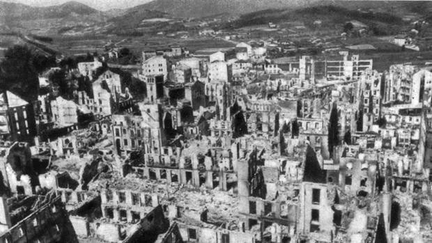 Gernika destruida tras el bombardeo.