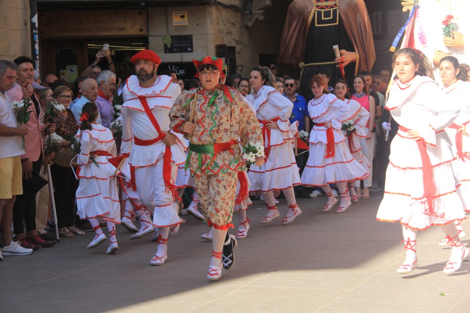 Grupo de danzas de Laguardia capitaneado por el cachimorro durante las fiestas de la villa.
