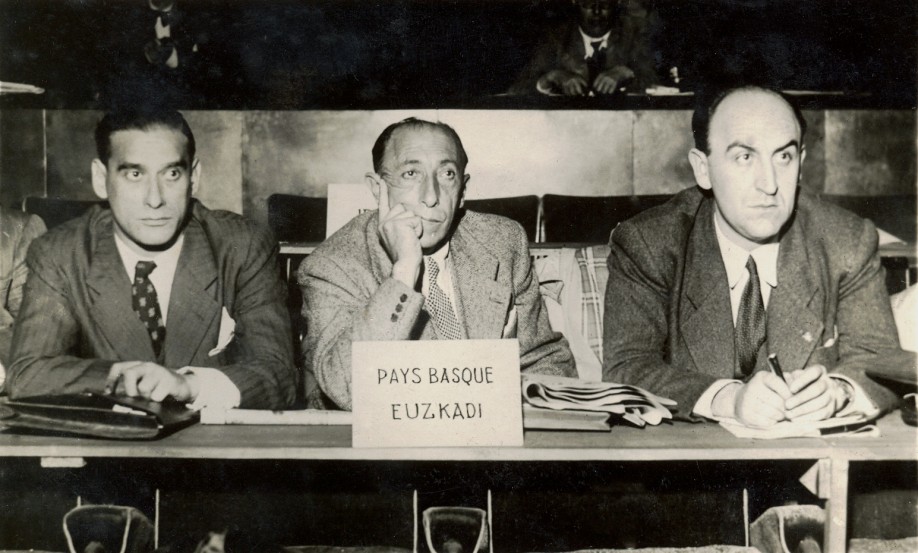 Xabier de Landaburu, con los representantes de ELA-STV Robles Arangiz y Durañona. Federación Sindical Mundial, París, 1945.