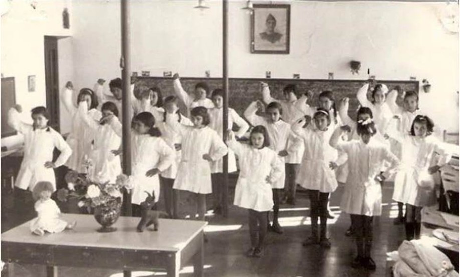 Niñas en una escuela franquista realizando el saludo fascista (Foto:Historiasdelfranquismo.blogspot.com)