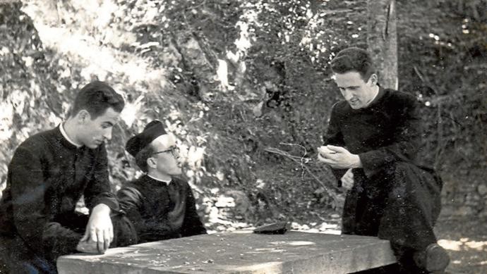 De izquierda a derecha, José Urquijo, Adolfo Goñi y Xabier Arzalluz, en una imagen de 1955.