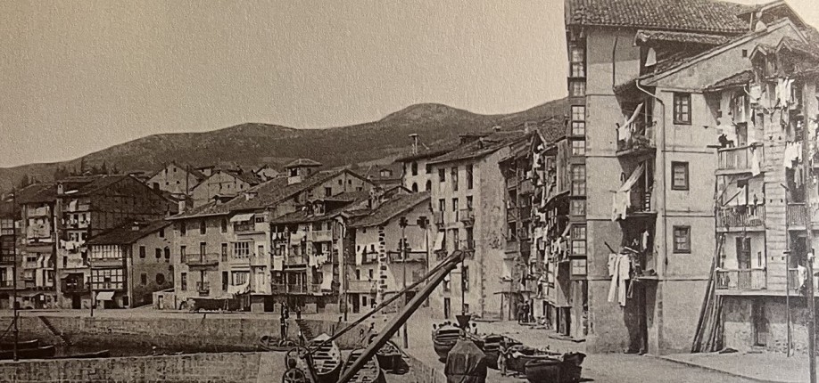 Imagen del puerto de Lekeitio tras la guerra.