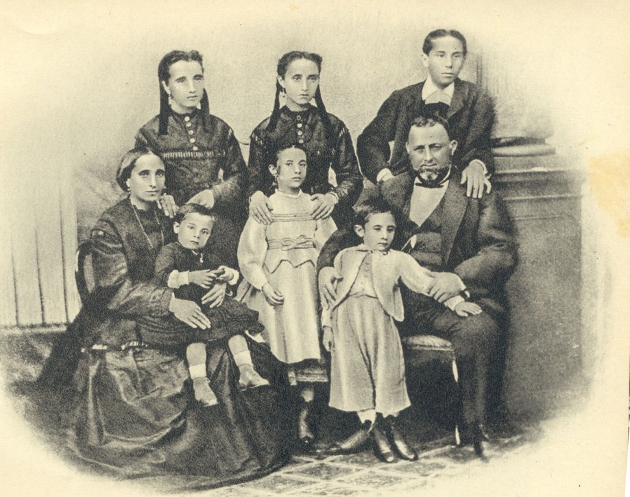 Santiago de Arana junto a su mujer Pascuala de Goiri junto a sus hijos: Lucila, Francisca, Juan, Paulina, Sabino y Luis.