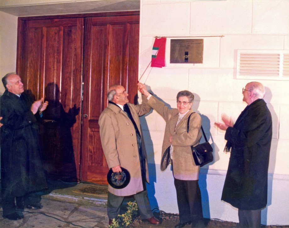 Ander y Mari Barrutia inauguran el Archivo Histórico del Nacionalismo Vasco en Artea (Arrtia) acompañados por Xabier Arzalluz y Jesús Insausti “Uzturre”.