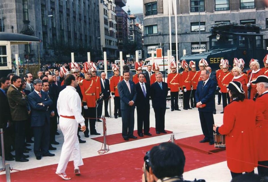 Acto de inauguración del Metro de Bilbao con asistencia de las autoridades. 1995-11-11. Foto: Fondo Ayuntamiento Bilbao, autor Girpa.