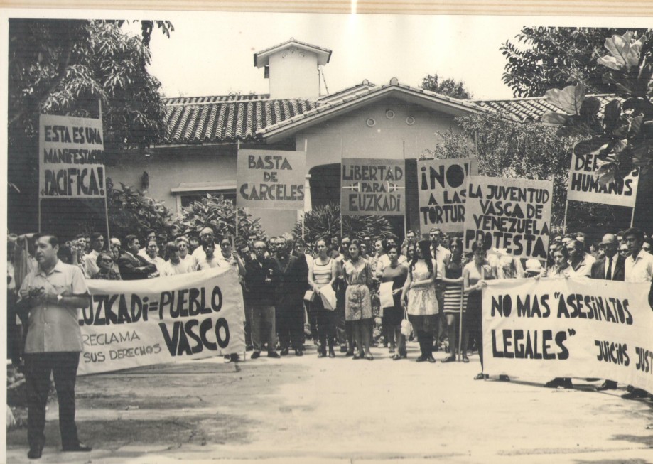 Manifestación en contra del Proceso de Burgos frente a la embajada española en Caracas.