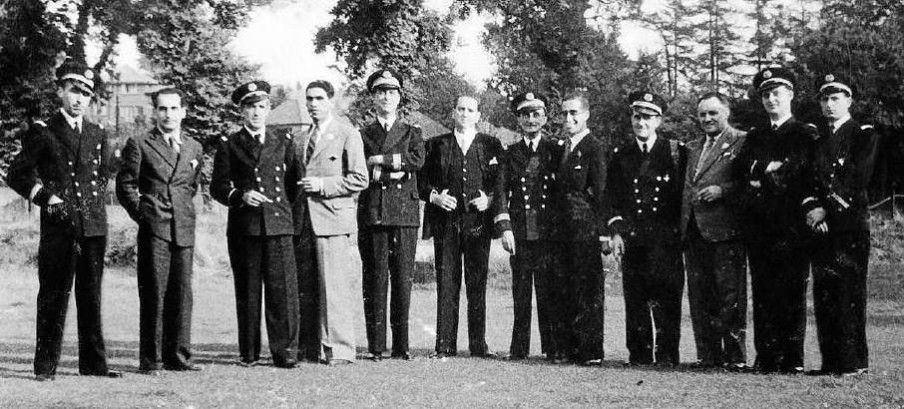 Oficiales franceses con miembros del Consejo Nacional Vasco.
