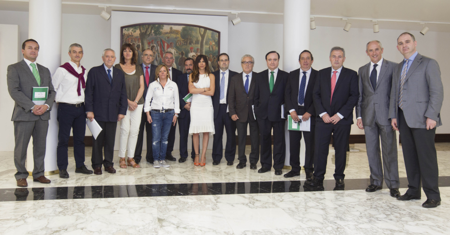 Parlamentarios, miembros del Gobierno Vasco y  de la Academia Vasca de Derecho, impulsores  de la Ley, el día de su aprobación en el Parlamento vasco (25.06.2015)
