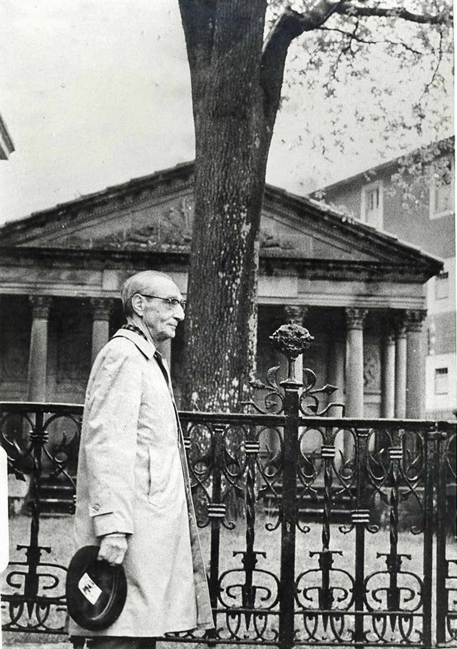 El Lehendakari Leizaola ante el Árbol de Gernika.