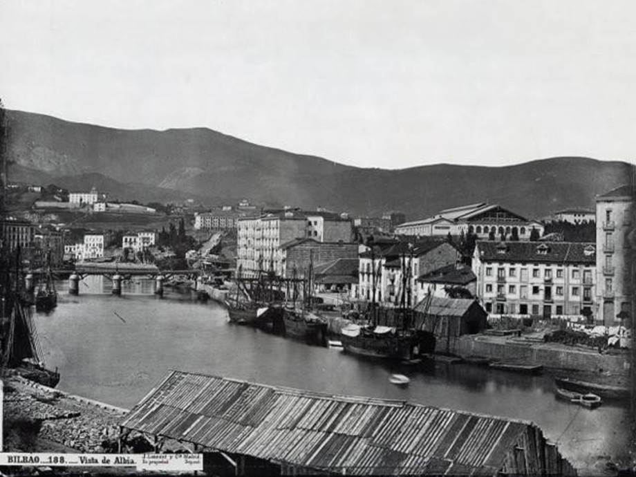 En el momento en el que se tomó la fotografía, hacia 1865, todos los terrenos situados a la derecha del río Nervión pertenecían al municipio de Abando, mientras que Bilbao ocupaba la orilla opuesta. 