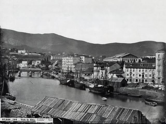 En el momento en el que se tomó la fotografía, hacia 1865, todos los terrenos situados a la derecha del río Nervión pertenecían al municipio de Abando, mientras que Bilbao ocupaba la orilla opuesta. 