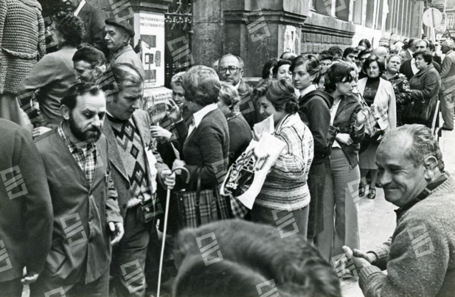 Imagen de un grupo de personas haciendo cola para poder ejercer su derecho a voto en las escuelas de Tiboli en Bilbao.