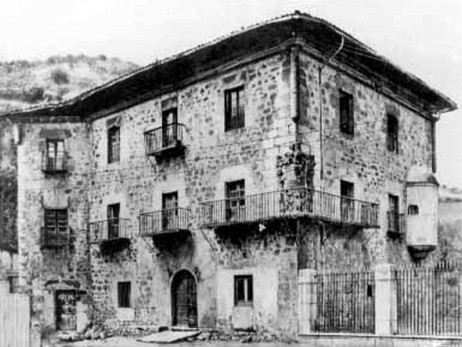 Casa Torre de los Alzola, a finales del siglo XIX (Auñamendi). Casa Torre de los Alzola, a finales del siglo XIX (Auñamendi).