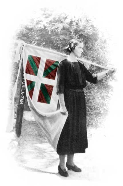 Mujer con la bandera de Emakume Abertzale Batza.