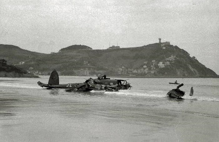 Los restos del bombardero He-111 en la Concha (Fototeka Kutxa).