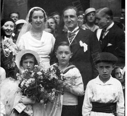 Los recién casados en la puerta de la basílica de Begoña. Los recién casados en la puerta de la basílica de Begoña.