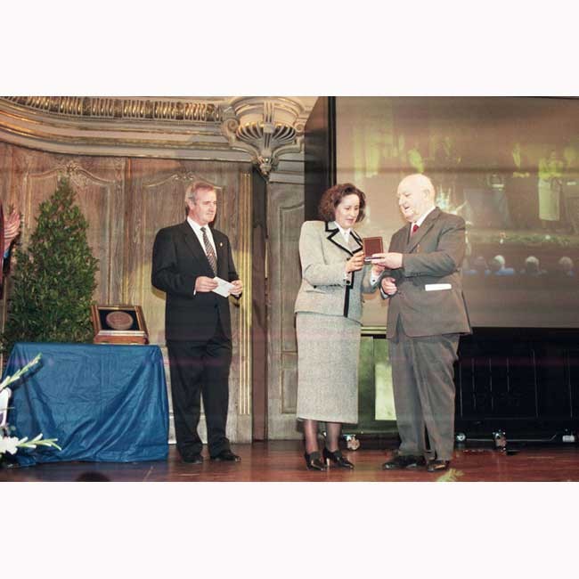 Augustin Zubikarai recibiendo el premio Sabino Arana.