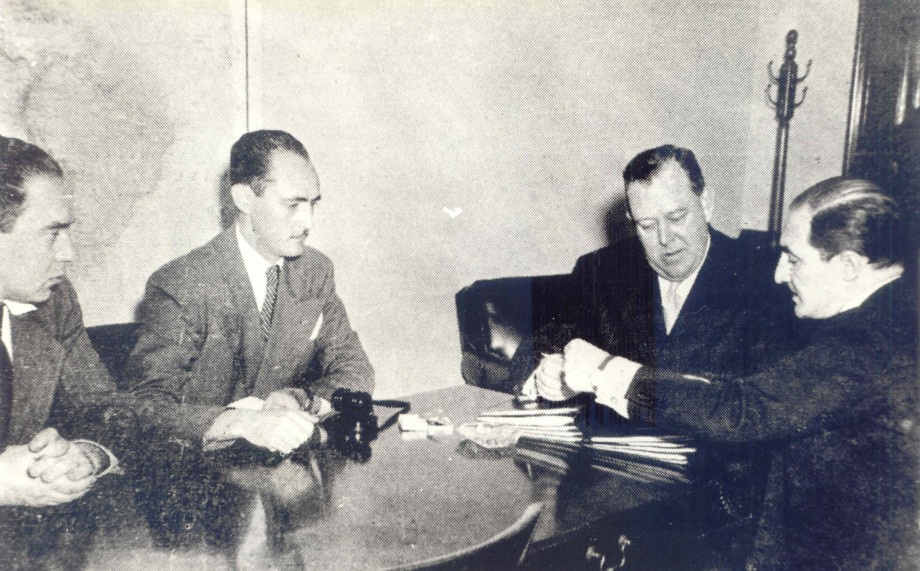 El lehendakari Agirre con Antón de Irala, delegado-del Gobierno Vasco en Nueva York, y Jesús de Galindez, miembro de la delegación, presentando a Trygue Lie, secretario de Naciones Unidas, el informe sobre  la represión del Gobierno de Franco.