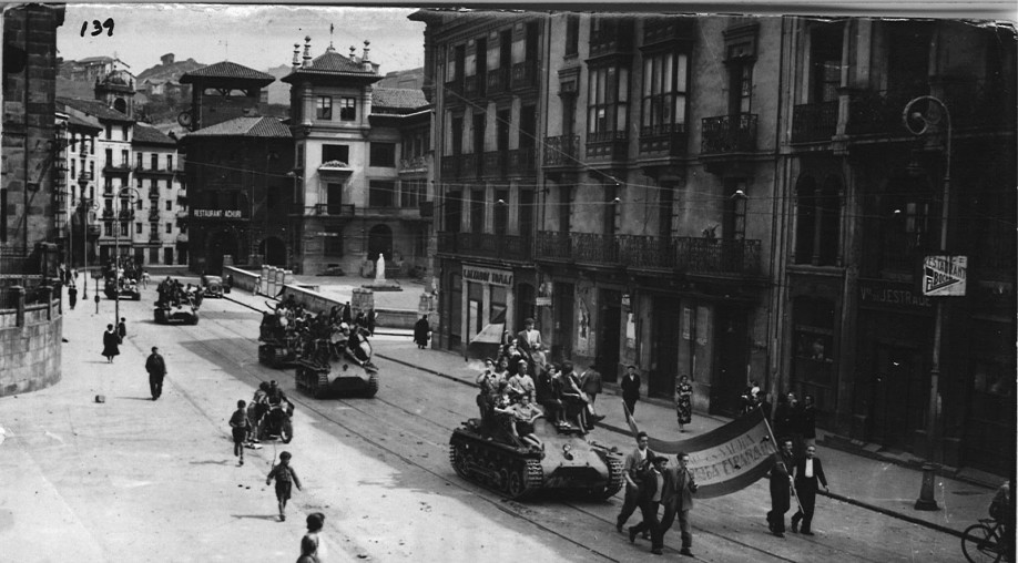 Carros franquistas entrando en Bilbao por Atxuri. Carros franquistas entrando en Bilbao por Atxuri.