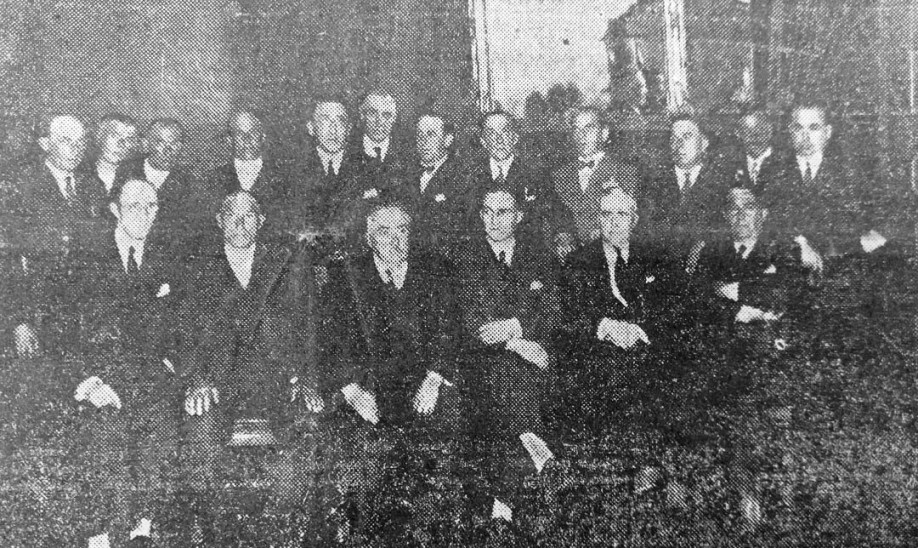 Los dieciocho alcaldes vascos iniciadores de la campaña pro-estatuto reunidos en el salón del Príncipe de Viana de la Diputación Foral de Navarra. Los dieciocho alcaldes vascos iniciadores de la campaña pro-estatuto reunidos en el salón del Príncipe de Viana de la Diputación Foral de Navarra.