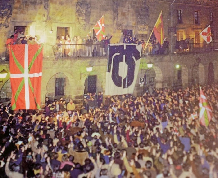 La ikurriña y la banderola por la amnistía en el Ayuntamiento de Bergara, el 19 de enero de 1977.