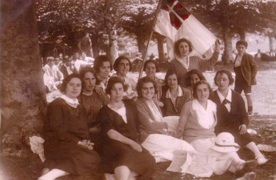 La primera agrupación de EAB de Vitoria-Gasteiz en una fotografía tomada el 2 de junio de 1923 en el Parque de El Prado. (Foto: Mª Jesús y Rosa Mª Vinós).