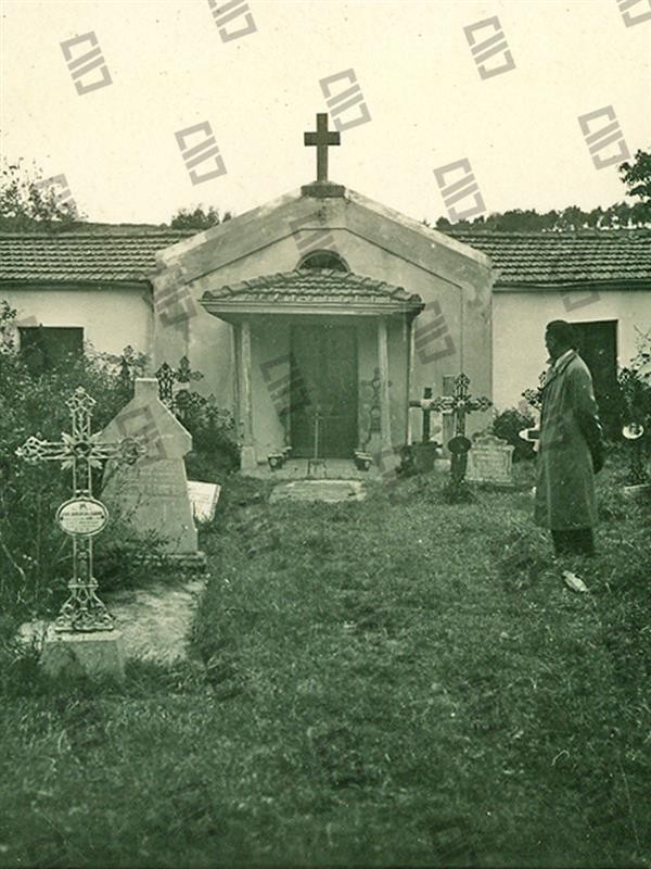 Exhumación de los restos de Sabino Arana al día siguiente del bombardeo de Gernika
