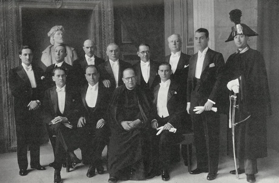 Francisco Basterretxea tercero por la izquierda, de pie, junto a un grupo de nacionalistas vascos, en Roma, en 1935.